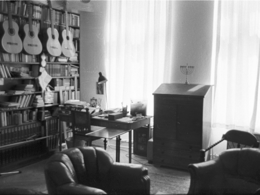 Fotos einer heimlichen Hausdurchsuchung in der Wohnung von Wolf Biermann. Im Hintergrund hängen seine Gitarren an einem Bücherregal.
