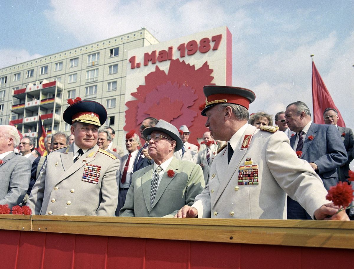 Erich Mielke mit sowjetischen Generalen auf der Bühne bei der Parade zum 1. Mai 1987.