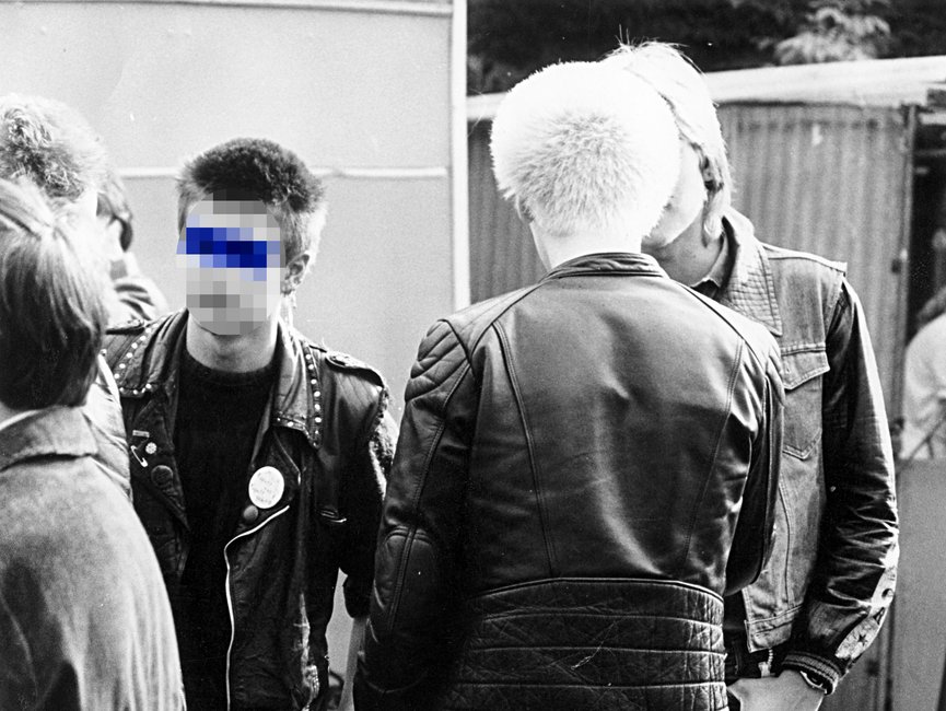 Auf dem Schwarz-Weiß-Bild sind eine Gruppe Punks zu sehen.