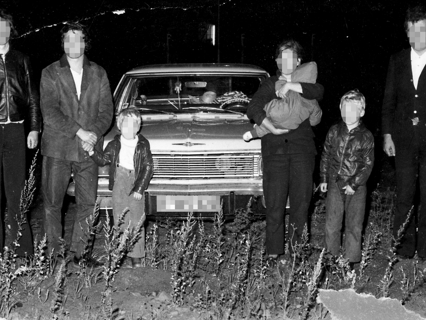 Von der Stasi vermutlich kurz nach der Festnahme der Fluchtwilligen nachgestelltes Foto: Die festgenommene Familie und ihre Fluchthelfer vor dem Fluchtfahrzeug.
