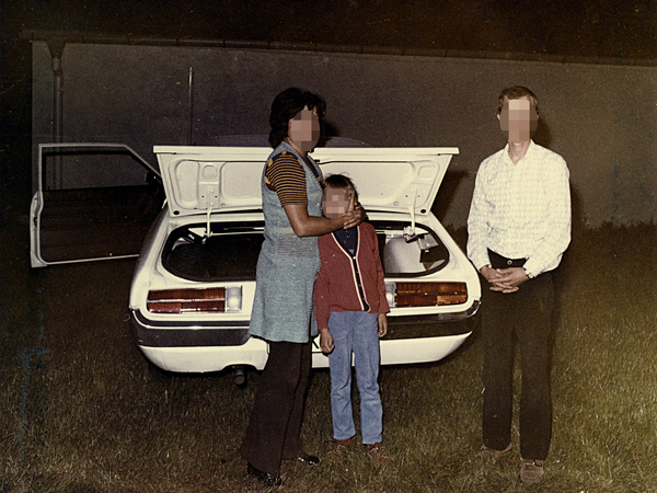 Von der Stasi vermutlich kurz nach der Festnahme der Fluchtwilligen nachgestelltes Foto um 1972. Mutter und Kind sowie vermutlich der Fluchthelfer stehen vor dem geöffneten Kofferraum eines in Westberlin gemeldeten Fahrzeugs