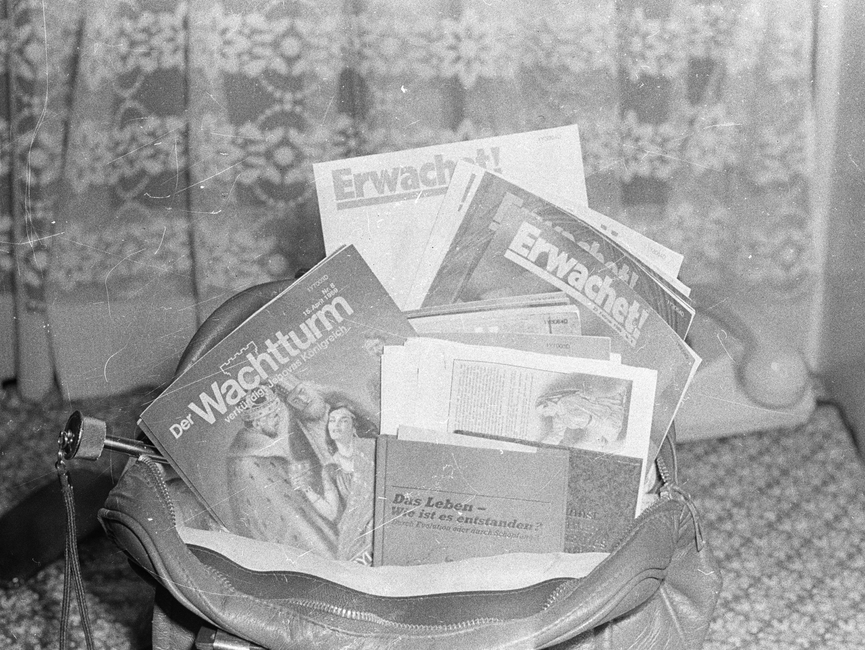 Versteckte Zeitschriften der Zeugen Jehovas