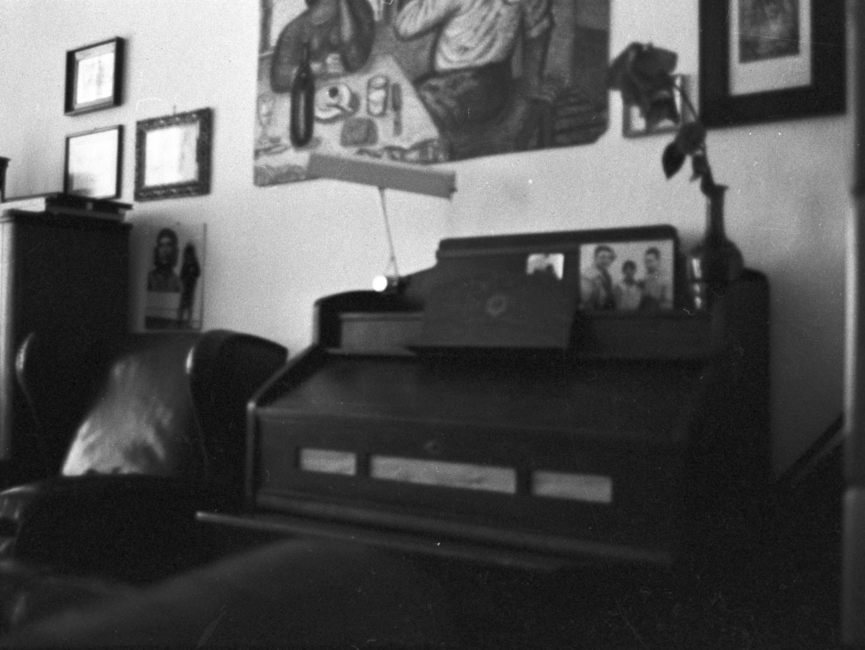 Die MfS-Mitarbeiter fotografierten bei Wohnungsdurchsuchungen Räume und Einrichtungen von Bürgern, die die Stasi überwachte. Hier das Klavier von Wolf Biermann.