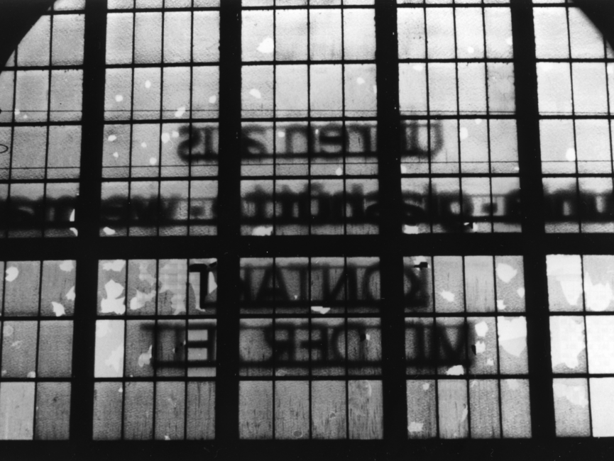 Zerstörte Fensterscheiben an der Bahnhofsfassade.