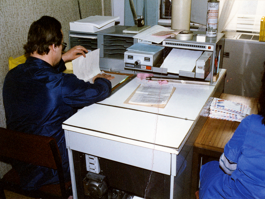 Ein MfS-Mitarbeiter an einem Fotokopier-Arbeitsplatz.