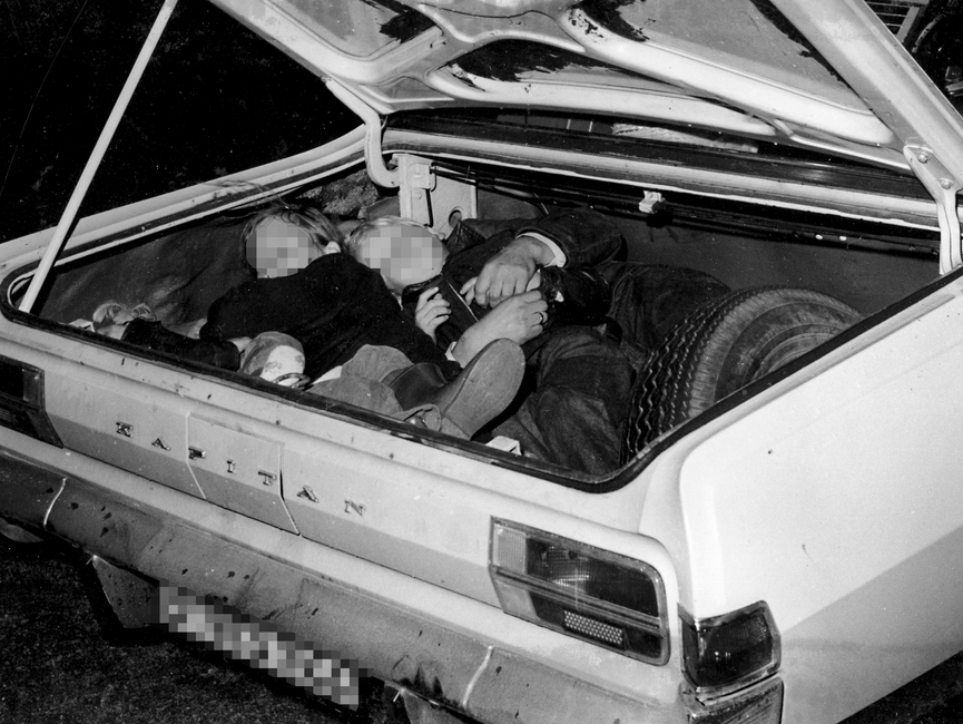 Von der Stasi vermutlich kurz nach der Festnahme der Fluchtwilligen 1973 nachgestelltes Foto: Eine Familie mit drei Kindern im Kofferraum eines West-Berliner Opel Kapitän.