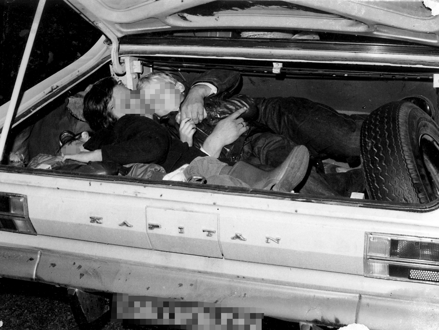 Von der Stasi vermutlich kurz nach der Festnahme der Fluchtwilligen 1973 nachgestelltes Foto: Eine Familie mit drei Kindern im Kofferraum eines West-Berliner Opel Kapitän.