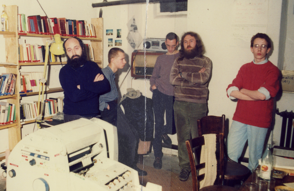 Von der Stasi während der Durchsuchung der Umweltbibliothek angefertigtes Foto von den verhafteten Mitarbeitern der "UB": Bodo Wolff, Till Böttcher, Bert Schlegel, Wolfgang Rüddenklau und Tim Eisenlohr (von links nach rechts).