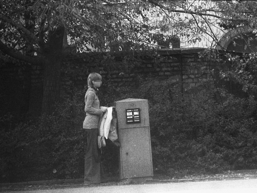 Stasi-Observation von Bürgern beim Einwurf von Post in einen öffentlichen Briefkasten. Hier wirft eine junge Frau einen Brief ein.