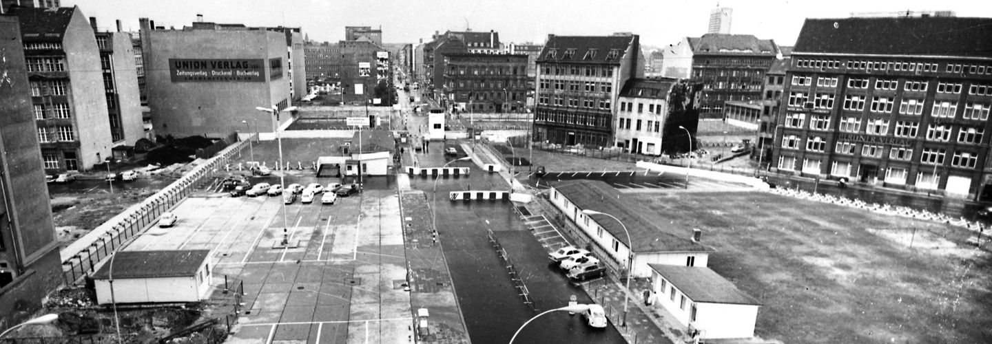 Grenzanlage am Checkpoint Charlie nach dem Mauerbau