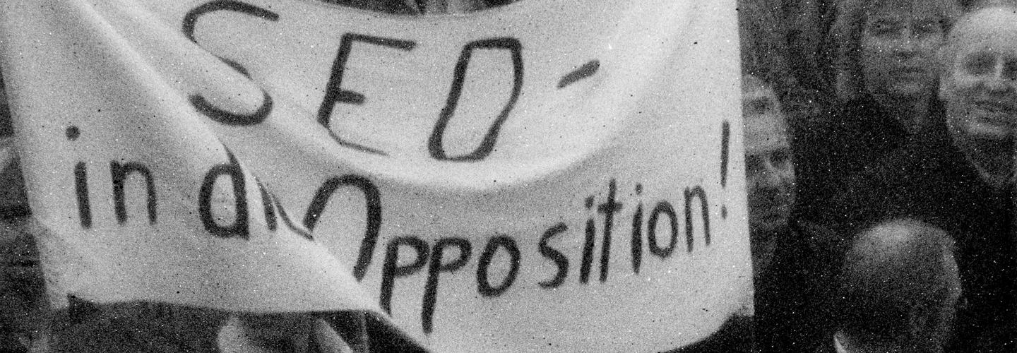 Demonstrierende mit einem Transparent mit der Aufschrift "SED in die Opposition!"