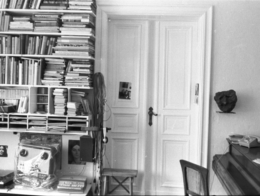Fotos, die heimlich bei einer Hausdurchsuchung in der Ostberliner Wohnung von Wolf Biermann aufgenommen wurden.