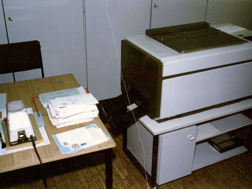 Technisches Gerät in der Postkontrolle der Abteilung M.