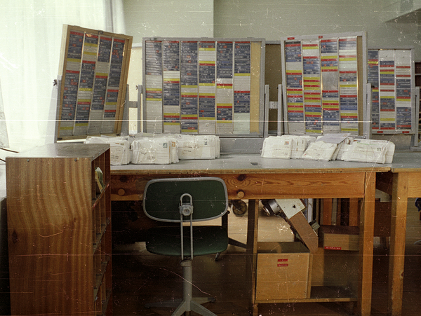 Fahndungstafeln für die Anschriftenfahndung in einem Postamt. Hier filterten hauptamtliche Stasi-Mitarbeiter in Postuniformen den Briefverkehr. Tauchte ein Schreiben mit einer auf den Tafeln verzeichneten Überschrift auf, wurde der Brief für die weitere Kontrolle aussortiert.