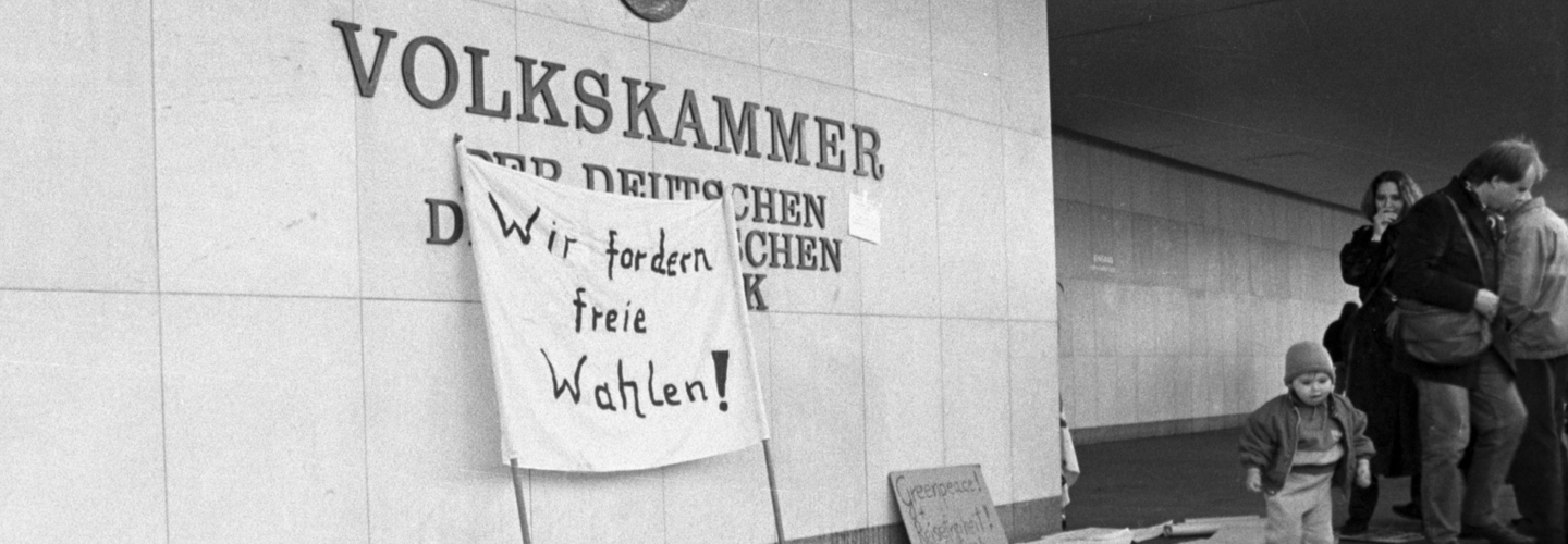 Transparent 'Wir fordern freie Wahlen' vor dem Palast der Republik in Berlin, dem Sitz der Volkskammer der DDR