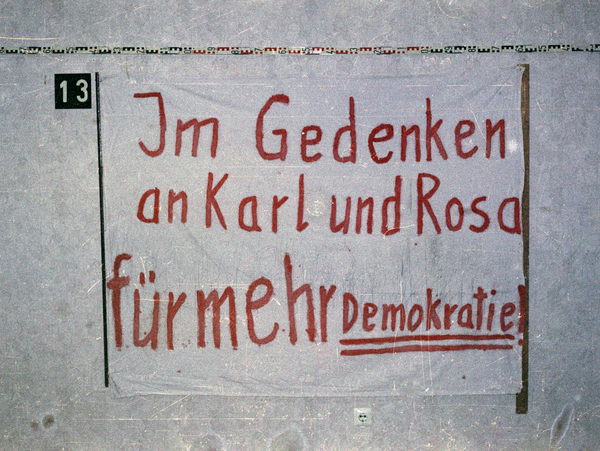 Beschlagnahmtes Transparent mit der Aufschrift:  "Im Gedenken an Karl und Rosa für mehr [Unterstrichen: Demokratie]!"
