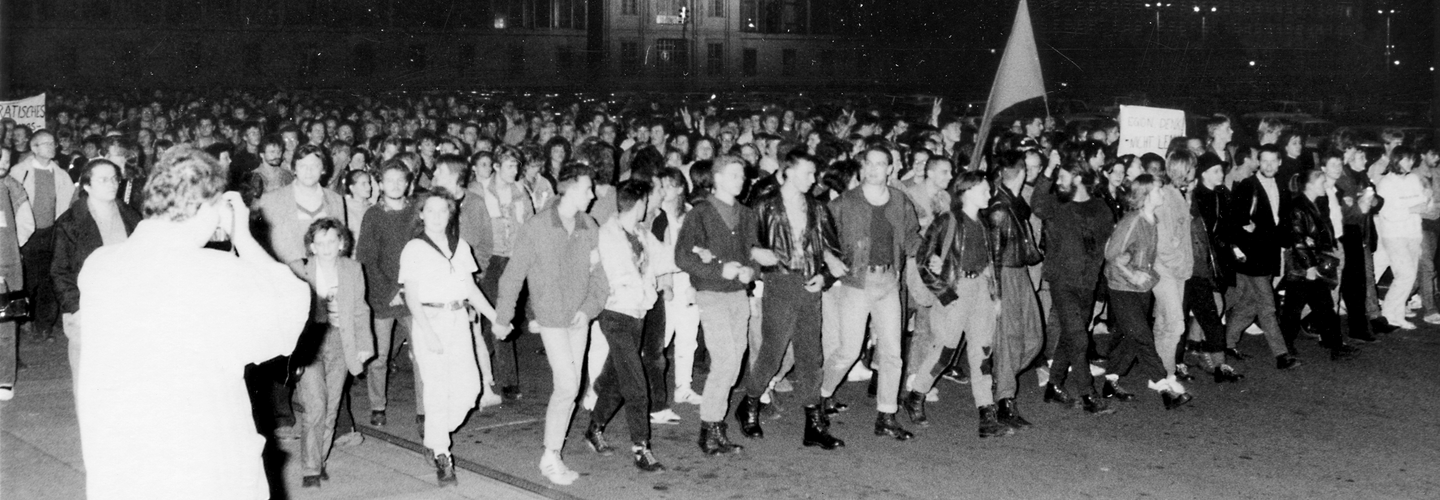 Abendliche Protestdemonstration gegen die Wahl von Egon Krenz zum Staatsratsvorsitzenden vor dem Staatsratsgebäude.