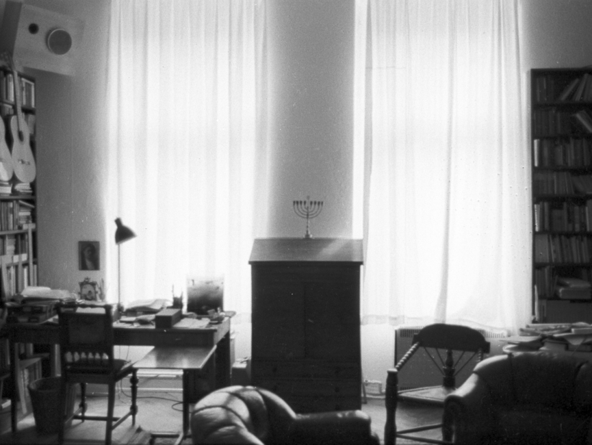 Fotos einer heimlichen Hausdurchsuchung in der Wohnung von Wolf Biermann. Im Vordergrund zwei Ledersessel, im Hintergrund ein Schreibsekretär.