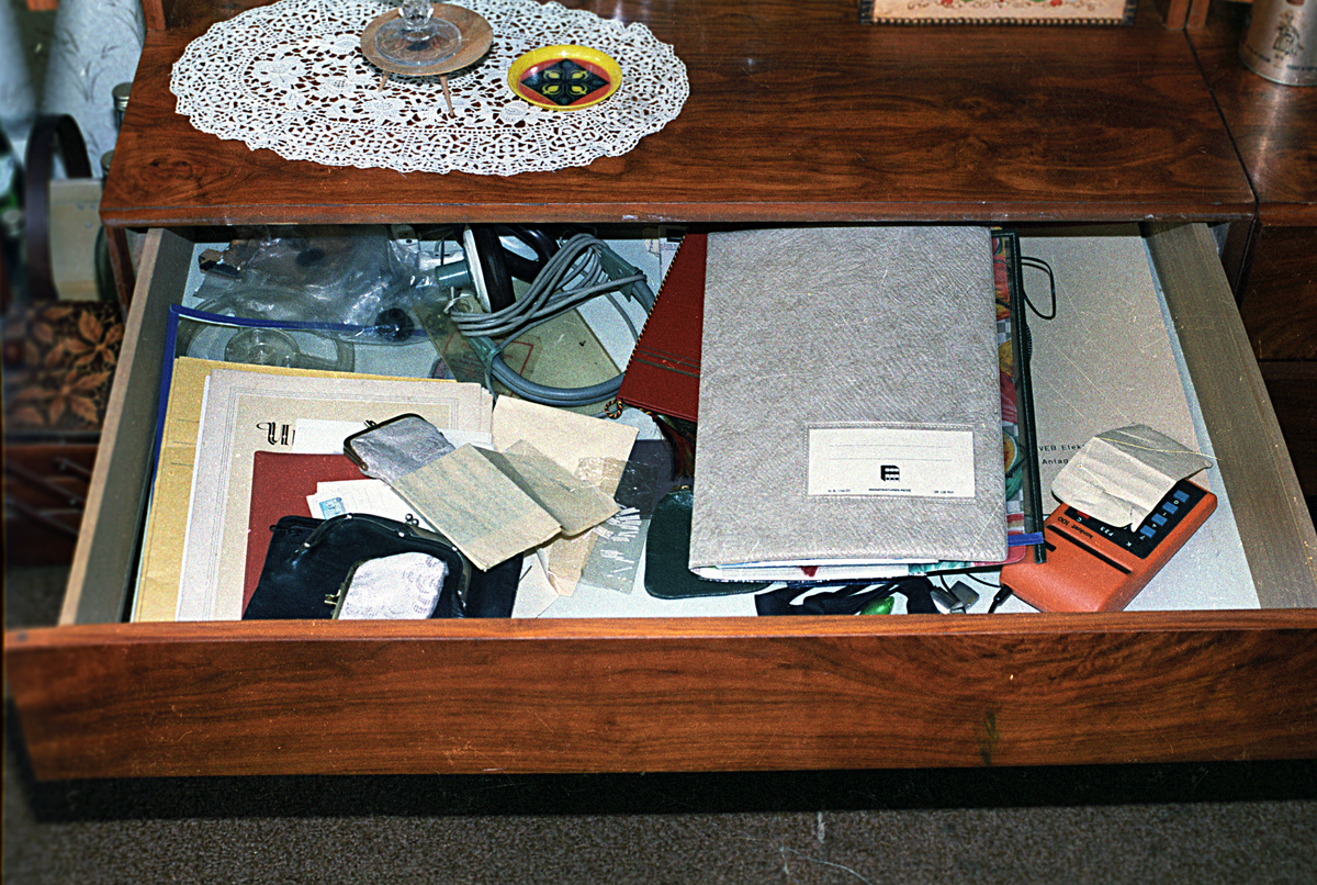Bei Wohnungsdurchsuchungen öffnete die Stasi Schubladen und fotografierte den Inhalt.