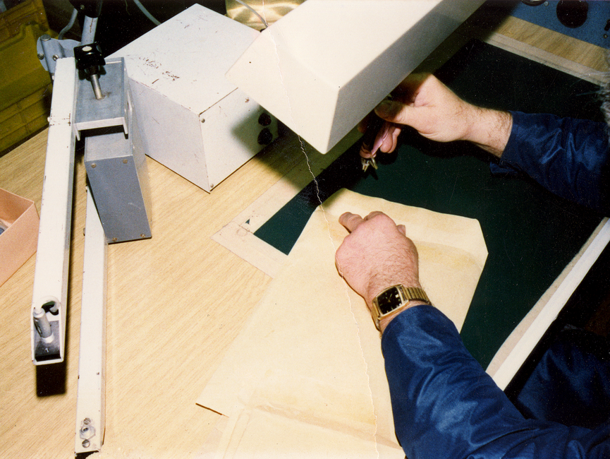 Schreibtisch eines Stasi-Mitarbeiters in der Postkontrolle. Bei der Öffnung, Kontrolle und dem anschließenden Verschließen der Briefe war immer wieder Handarbeit nötig.