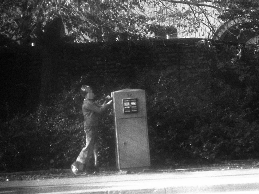 Stasi-Observation von Bürgern beim Einwurf von Post in einen öffentlichen Briefkasten. Hier wirft ein Junge einen Brief ein.