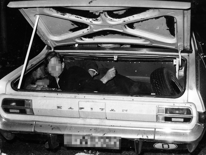 Von der Stasi vermutlich kurz nach der Festnahme der Fluchtwilligen 1973 nachgestelltes Foto: Eine Familie mit drei Kindern im Kofferraum eines West-Berliner Opel Kapitän.